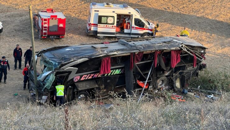 Afyonkarahisar'da yolcu otobüsünün devrildiği kazada 21 kişi yaralandı