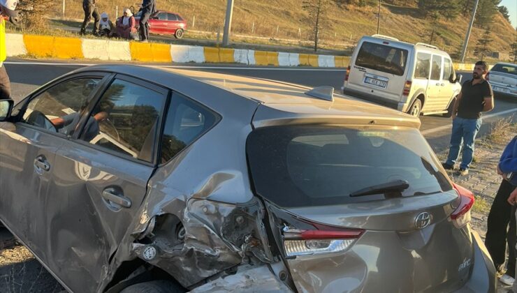 Ağrı'da iki otomobilin çarpıştığı kazada 1'i bebek 8 kişi yaralandı