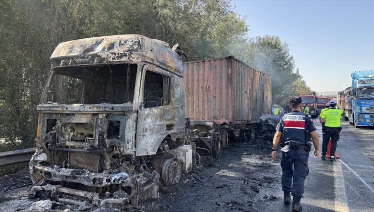 Anadolu Otoyolu’nda kaza yaparak yanan 2 tırın sürücüleri yaralandı