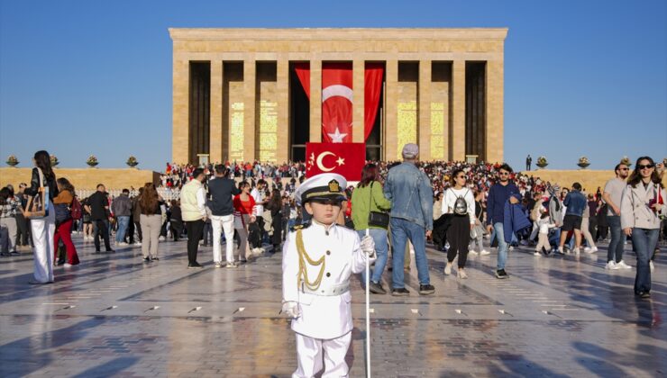 Anıtkabir’de askerlerin nöbet değişimini taklit eden minik Barskan, ziyaretçilerin ilgi odağı oldu