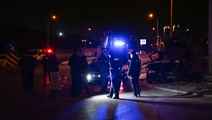 Ankara'da direğe çarpan araçtaki 4 kişi hayatını kaybetti