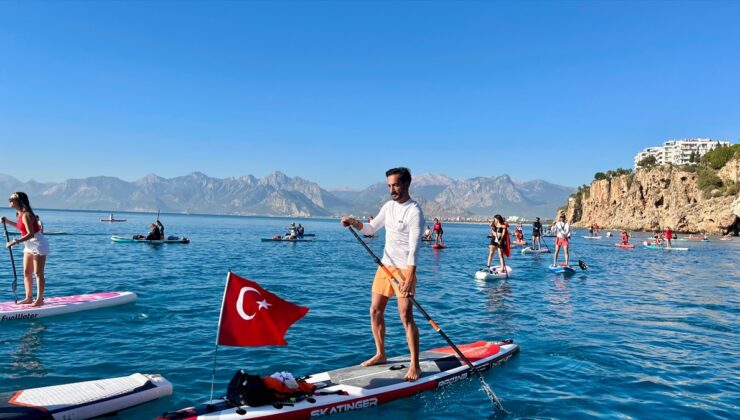 Antalya’da “Cumhuriyet’in 101. yılı” denizde Türk bayrağı açılarak kutlandı