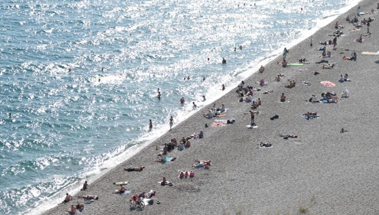 Antalya'da sıcak hava nedeniyle sahillerdeki yoğunluk sürüyor