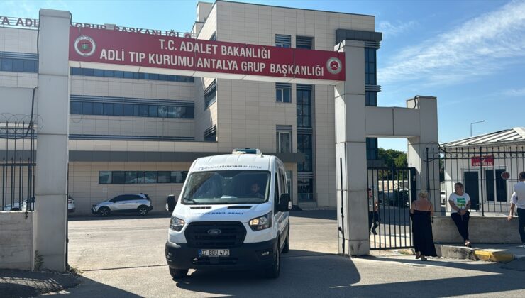 Antalya’da takla atan otomobildeki 1 kişi öldü, 3 kişi yaralandı