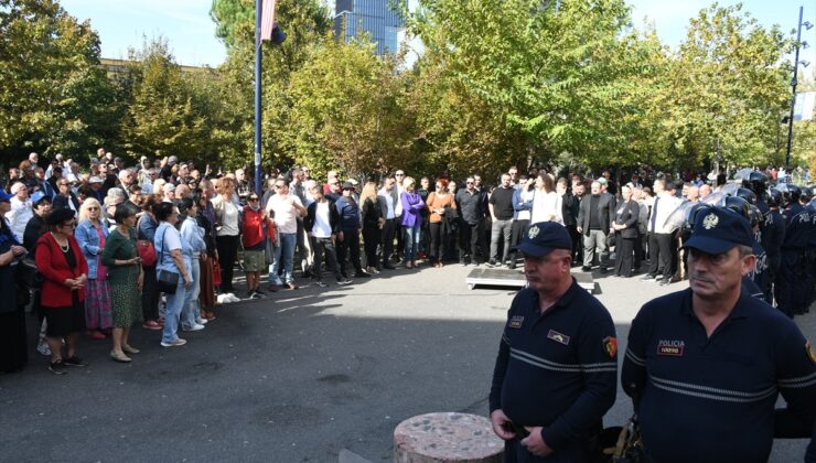 Arnavutluk’ta başkent Tiran belediyesi önündeki protestolar sürüyor