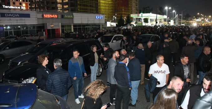 Arnavutluk’ta hükümet karşıtı protesto gösterisi düzenlendi