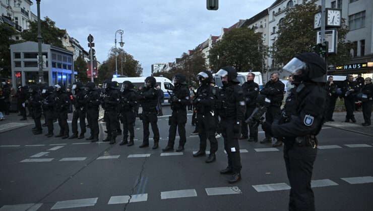 Berlin’de polis, gösteri düzenleyen Filistin destekçilerine sert müdahalede bulundu