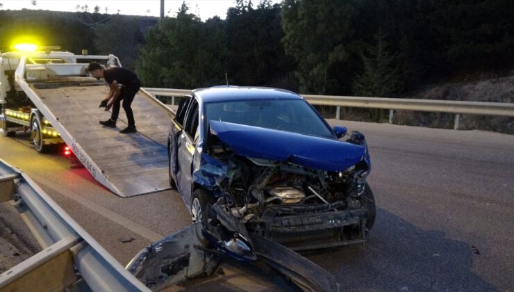 Burdur’da bariyerlere ve traktöre çarpan otomobildeki 5 kişi yaralandı