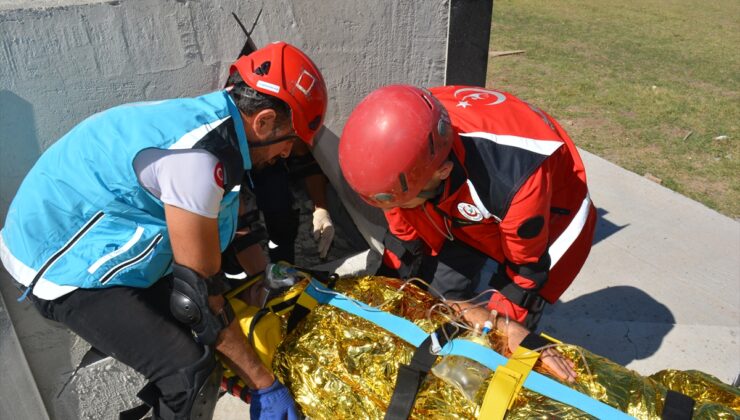 Çevre illerin UMKE ekipleri Iğdır’da enkazda arama kurtarma tatbikatı yaptı