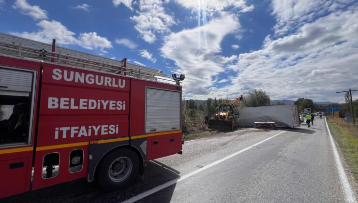 Çorum’da devrilen kamyonda sıkışan 3 kişi yaralandı