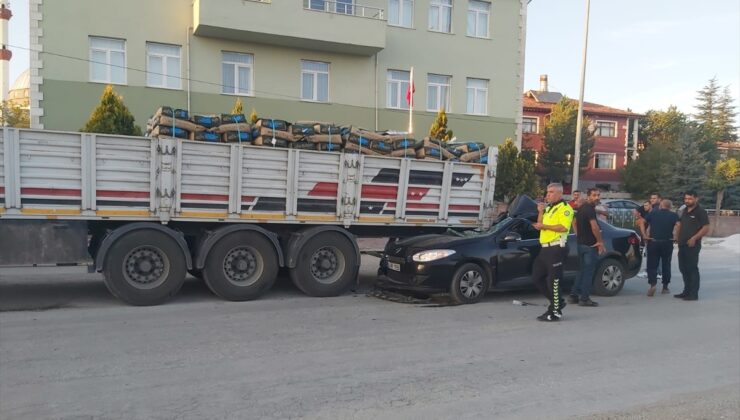 Çorum’da park halindeki tıra çarpan otomobildeki 4 kişi yaralandı