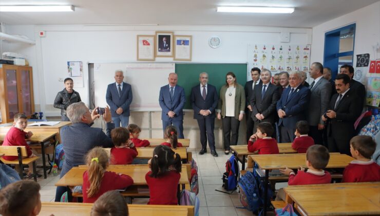 Çorum’da “Şehidimizden Kardeşine Hediye Var Projesi” kapsamında eğitim seti dağıtıldı