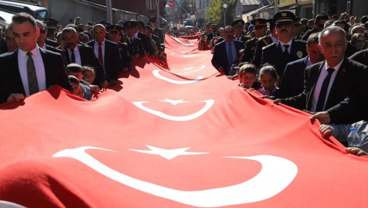 Çukurca'da “Bayrak Yürüyüşü” yapıldı