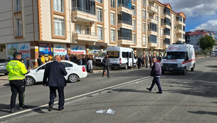 Elazığ’da minibüs ile otomobilin çarpıştığı kazada 3 kişi yaralandı