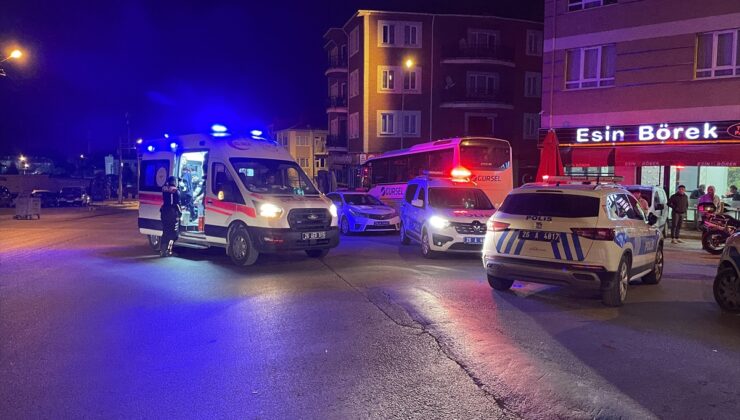 Eskişehir’de motosikletin hafif ticari araç ve polis motosikletine çarpması sonucu 4 kişi yaralandı