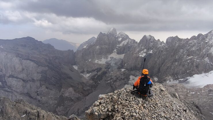 Hakkari’de dağcılar, Köşe Direği Dağı’nda zirve yaptı