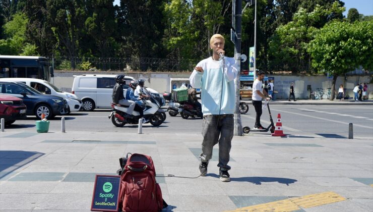 DOSYA HABER – DÜNYANIN SESLERİ İSTANBUL SOKAKLARINDA YANKILANIYOR – İranlı müzisyen Human Ghasemnataj Fokoloei geçimini İstanbul sokaklarında sağlıyor