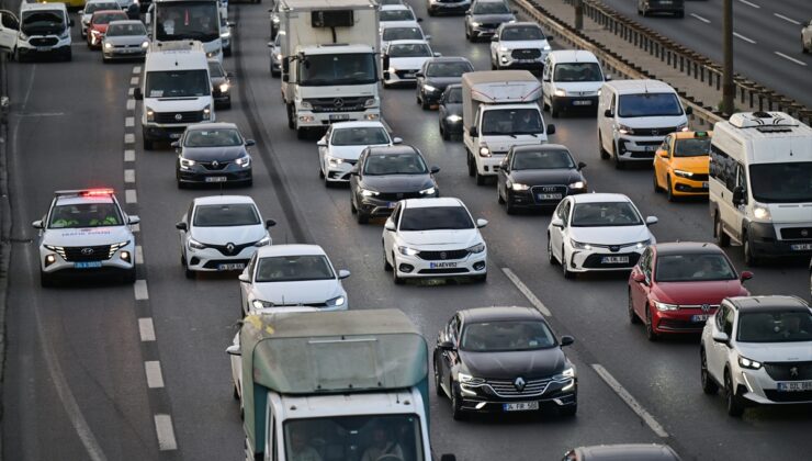 İstanbul’da sabah saatlerinde trafik yoğunluğu yaşanıyor