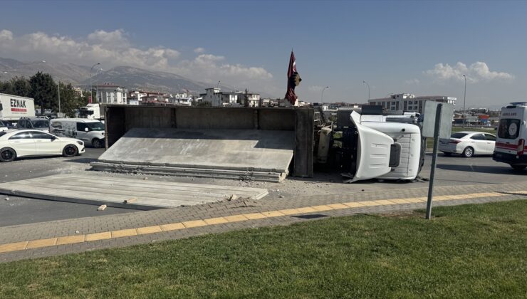 Kahramanmaraş’ta beton blok yüklü tır devrildi