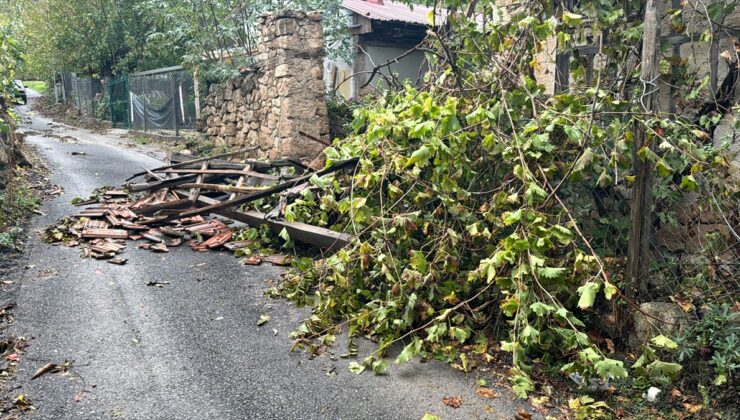 Karabük’te şiddetli fırtına cami minaresini devirdi