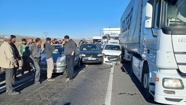 Kars’ta 6 aracın karıştığı zincirleme trafik kazasında biri ağır 2 kişi yaralandı