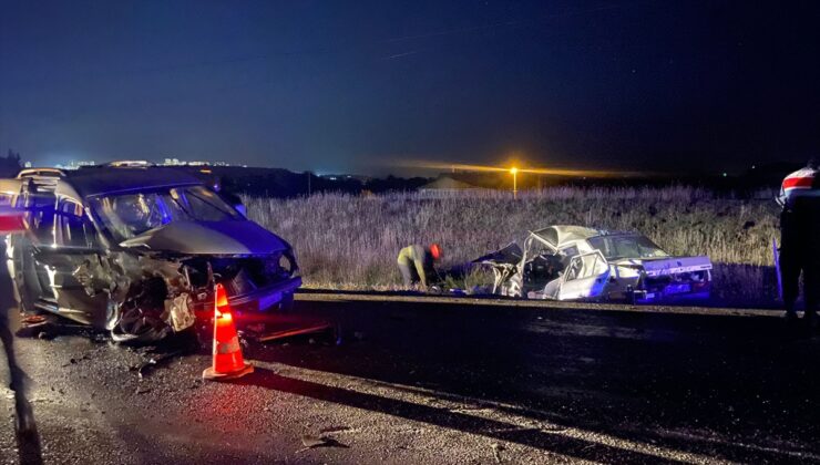 Kastamonu'da otomobille hafif ticari aracın çarpıştığı kazada 3 kişi yaralandı