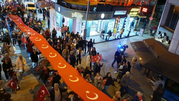 Kocaeli’de Cumhuriyet’in 101. yılı dolayısıyla fener alayı düzenlendi