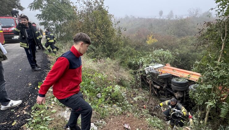 Kocaeli'de devrilen kamyonun sürücüsü yaralandı