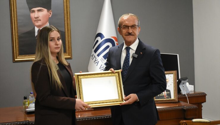 Malatya’daki depremde engelli öğrenciyi kucağında taşıyan öğretmene başarı belgesi verildi