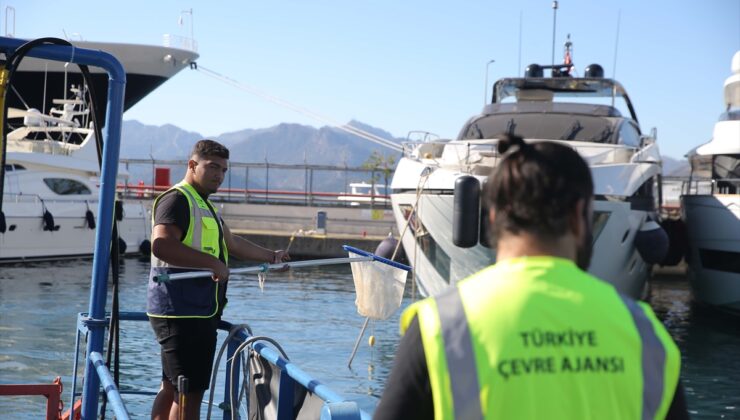 Marmaris Körfezi’nde deniz yüzeyinde biriken atıklar toplandı