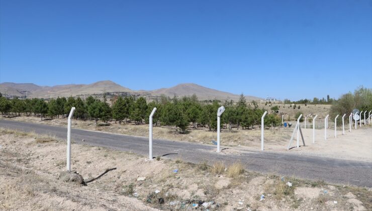 Niğde’de bir kişi tarlasından geçen yolu kapattı