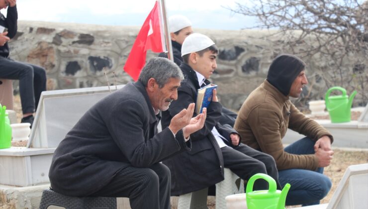 PKK’lı teröristlerin katlettiği 33 Yavi şehidi mezarları başında anıldı