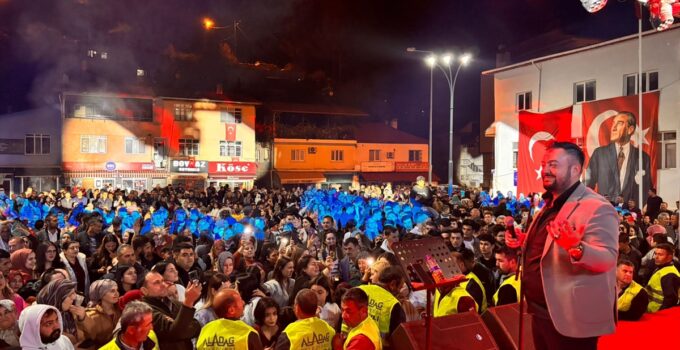 Şarkıcı Hüseyin Kağıt, Adana'da Cumhuriyet Bayramı dolayısıyla konser verdi