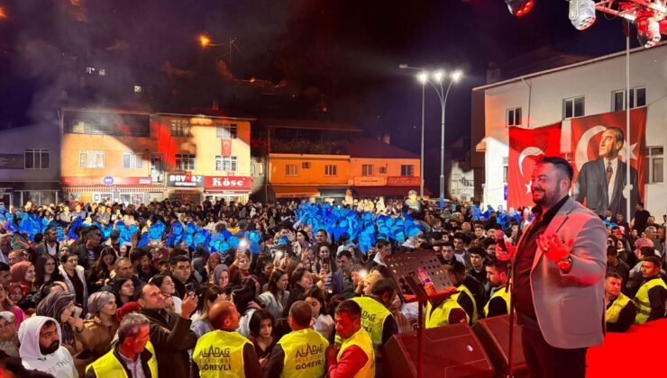 Şarkıcı Hüseyin Kağıt, Adana'da Cumhuriyet Bayramı dolayısıyla konser verdi