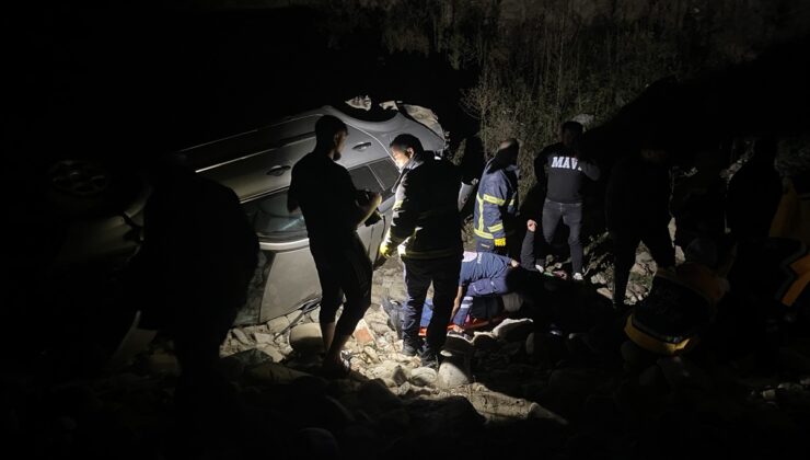 Sinop'ta çay yatağına uçan otomobildeki 2 kişi yaralandı