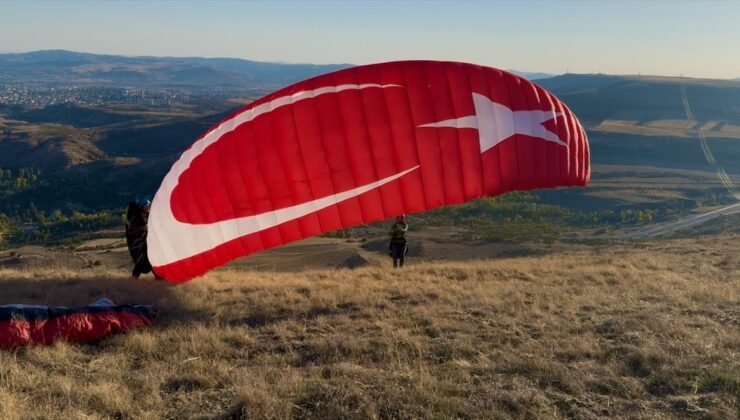 Sivas’ta yamaç paraşütçüleri Filistin’e destek için uçtu