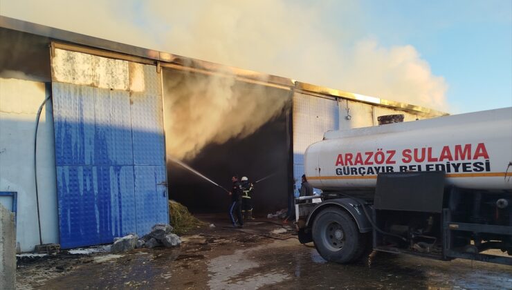 Sivas'ta yem deposunda çıkan yangında 20 bin balya saman ve iş makinesi yandı