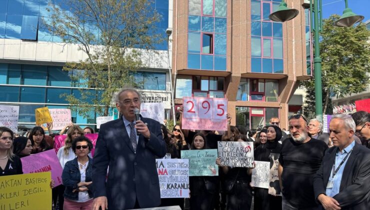 Üsküdar Üniversitesi öğrencileri kadına ve çocuğa yönelik şiddeti protesto etti