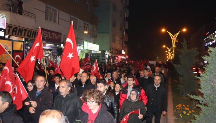 Van’da 29 Ekim Cumhuriyet Bayramı fener alaylarıyla kutlandı