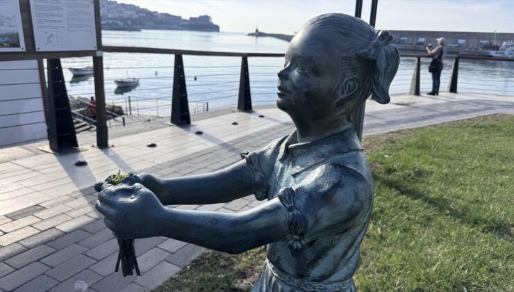 Zonguldak’ta “Atatürk’e çiçek veren kız heykeli”ne zarar verildi