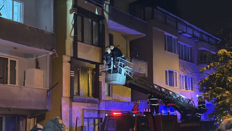 Zonguldak’ta heyelan nedeniyle girişi kapanan apartmanda mahsur kalan 6 kişi tahliye edildi