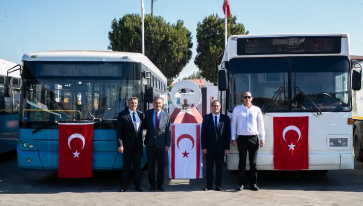 Mersin Belediyesi’nden Gazimağusa Belediyesi’ne 2 otobüs, 1 vakumlu yol süpürme aracı