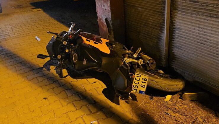 Adana'da hafif ticari araçla çarpışan motosikletteki 2 kişi yaralandı