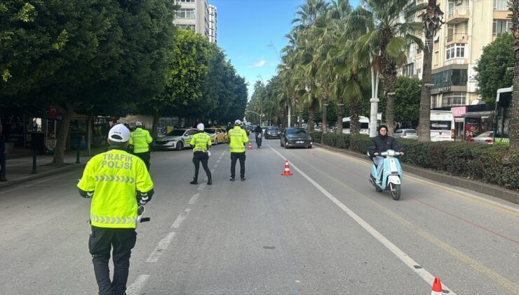 Adana’da trafik polisleri toplu taşıma araçlarını sivil denetledi