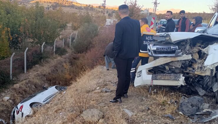 Adıyaman'da otomobille pikabın çarpıştığı kazada 10 kişi yaralandı