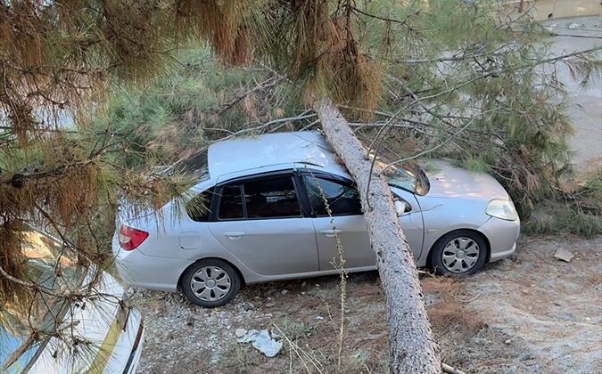 Alanya’da fırtına ev ve seralara zarar verdi