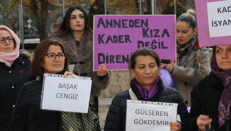 Amasya’da kadına yönelik şiddete karşı “mor mendil ve ayakkabılı” protesto yapıldı