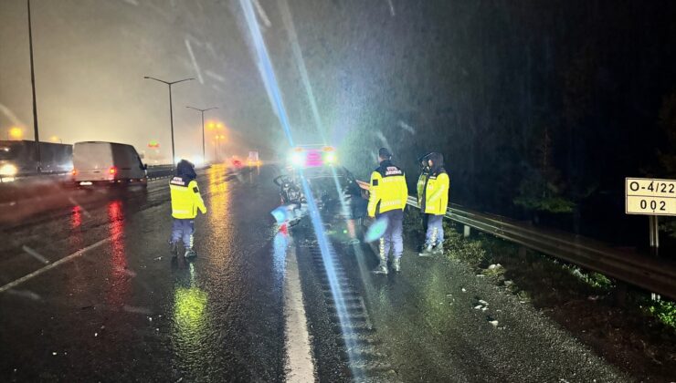 Anadolu Otoyolu’nda tırın çarptığı otomobildeki 3 kişi yaralandı