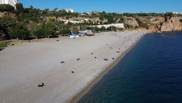 Antalya'da güneşli havayı fırsat bilenler sahillerde vakit geçirdi