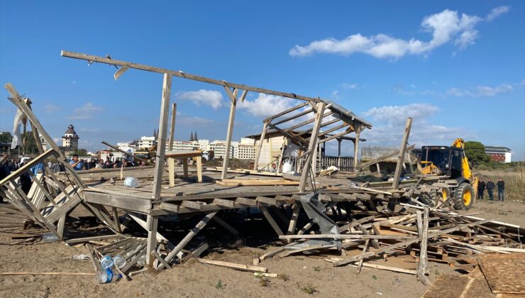 Antalya’da Kumköy sahilindeki çardakların yıkımına başlandı